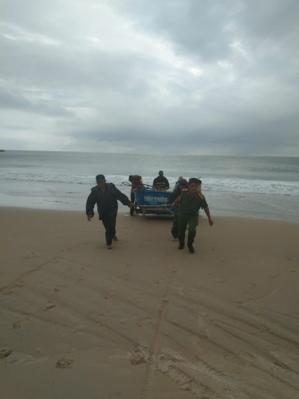 Người dân Đắk Lắk 'nhìn biển đã bắt đầu thấy sợ' Từ trong đất liền nhìn ra biển Xuân Cảnh (Đắk Lắk), sóng lớp ập vào, bầu trời phủ màu đen, nhìn biển đã bắt đầu thấy sợ- Ảnh: Công an xã Xuân Cảnh