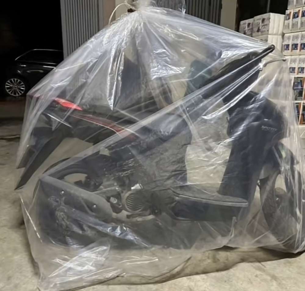 Nhà phao, can nhựa, túi chống ngập ô tô... "lên ngôi" Mạng xã hội thi nhau chia sẻ mẹo để đảm bảo tài sản hạn chế bị hư hỏng do mưa, lũ. Ảnh: Facebook