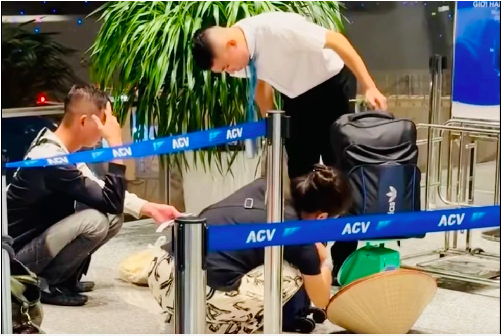 Khách bay phản ảnh việc bố trí chiếc cân hành lý ở khu vực check-in của một hãng bay Việt là chưa tinh tế. Ảnh: chụp màn hình