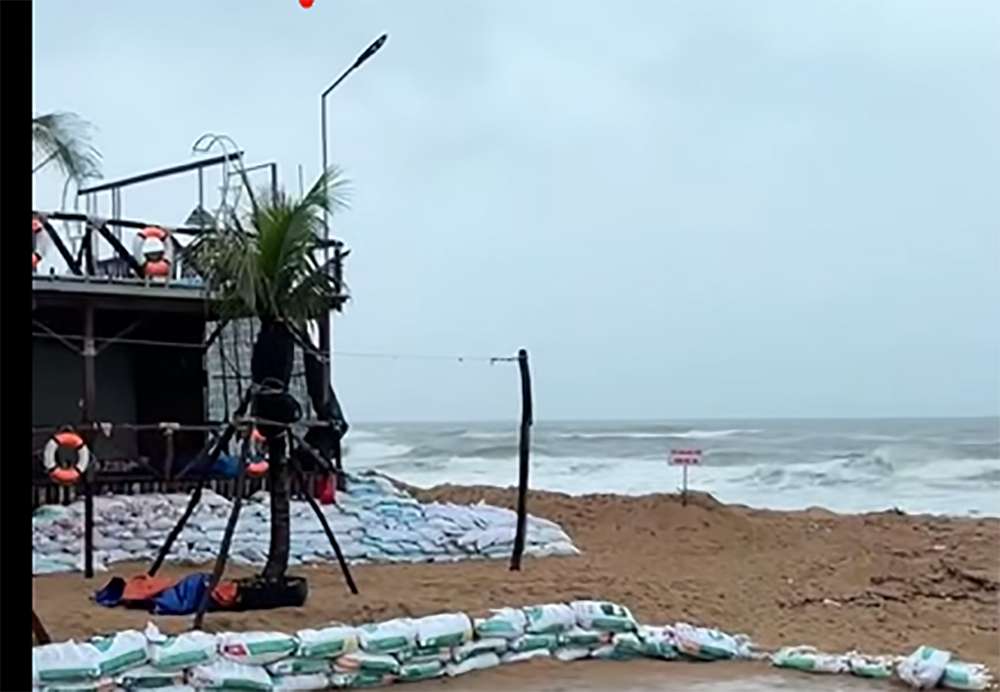 Người dân Đắk Lắk 'nhìn biển đã bắt đầu thấy sợ' Ngày 6/1, sóng lớp ập vào bãi biển Tuy Hòa, người dân nhìn biển đã bắt đầu thấy sợ- Ảnh: Trâm Trân