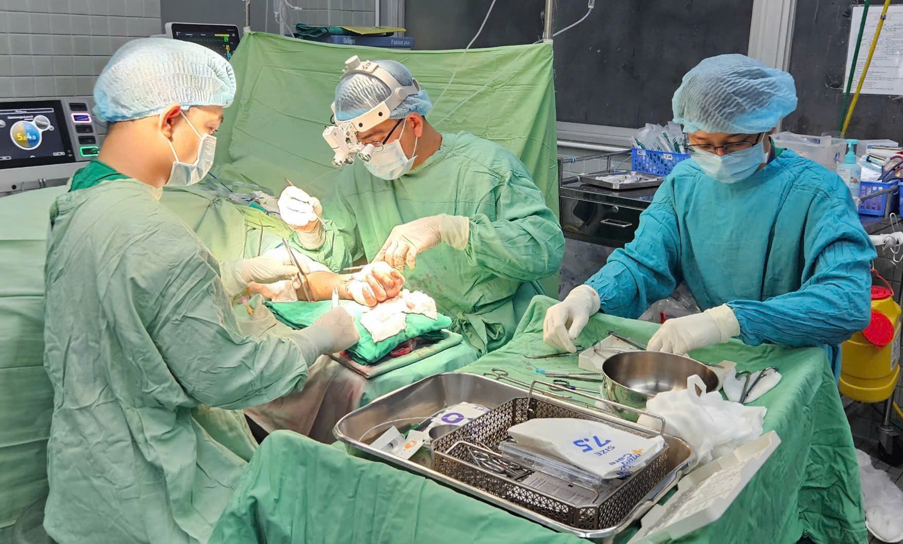 Các bác sĩ phẫu thuật nối bàn tay cho anh C., ảnh BVCC
