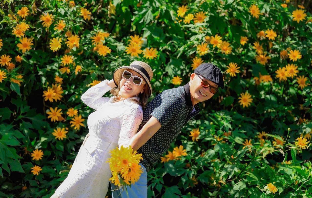 Check in mùa hoa dã quỳ: hoa dã quỳ – loài hoa biểu tượng cho sức sống mãnh liệt. Dã quỳ nở rộ, nhuộm vàng các cung đường đèo như Prenn, Tà Nung (Đà Lạt), hay tạo nên một biển lửa vàng quanh miệng núi lửa Chư Đăng Ya (Gia Lai) và bên cạnh hồ Lắk (Đắk Lắk).