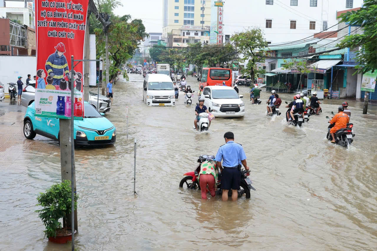 Triều cường dâng cao gây ngập nhiều tuyến đường ở trung tâm TP Cần Thơ, khiến việc đi lại khó khăn. Ảnh: CTV