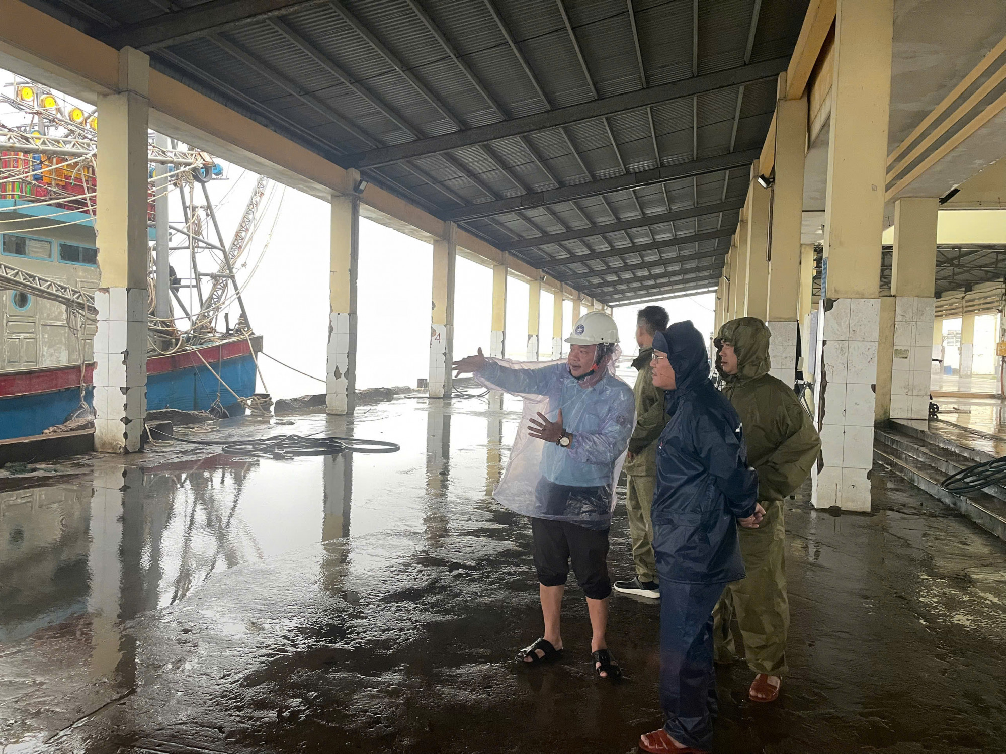 Lực lượng Công an tỉnh còn tổ chức di chuyển các tàu thuyền của ngư dân về nơi trú tránh, neo đậu an toàn. 