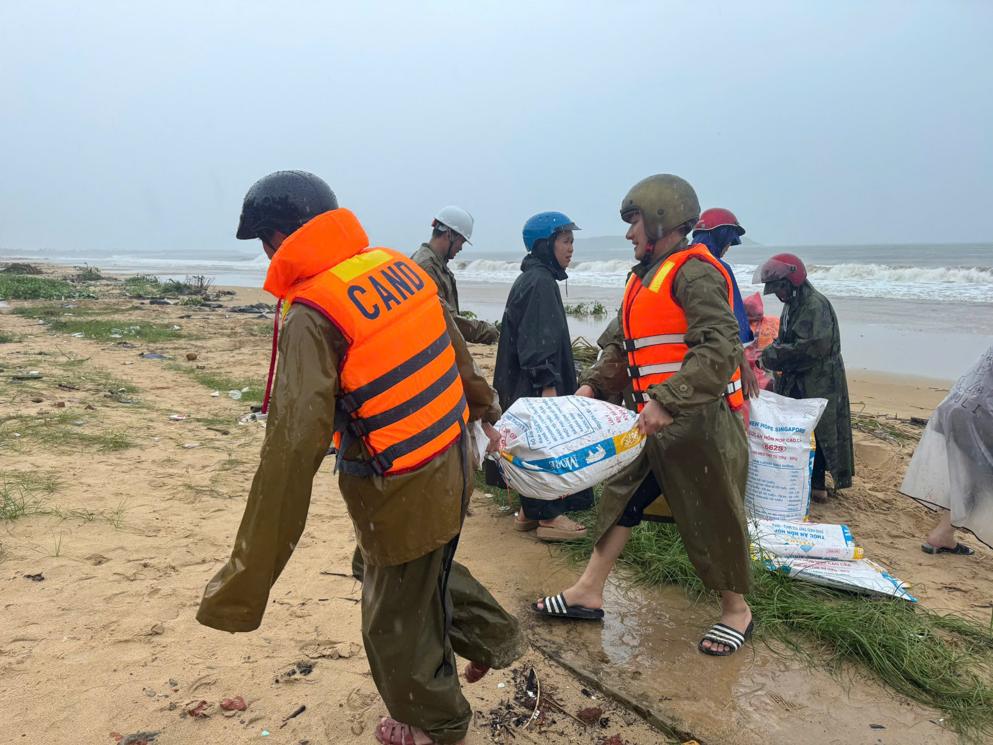 Trước những cảnh báo, diễn biến phức tạp của cơn bão số 13 (Kalmaegi),  ngày 6/11, các phòng nghiệp vụ Công an tỉnh Đắk Lắk và Công an các xã, phường ven biển trên địa bàn tỉnh đang nỗ lực triển khai các biện pháp, giải pháp cấp thiết hỗ trợ người dân triển khai các biện pháp ứng phó.  