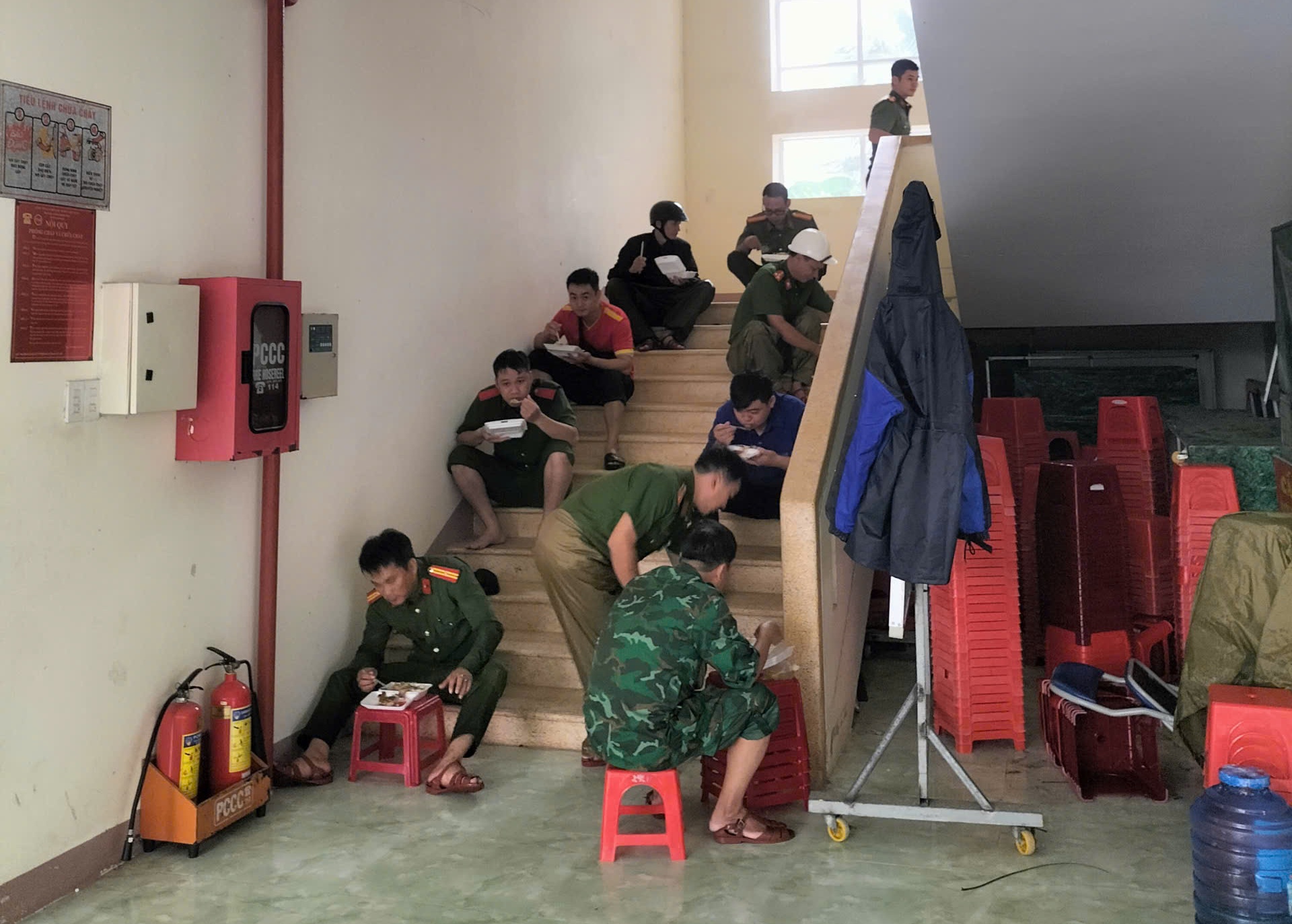 Những bữa ăn vội của các chiến sĩ công an - Ảnh: CACC.