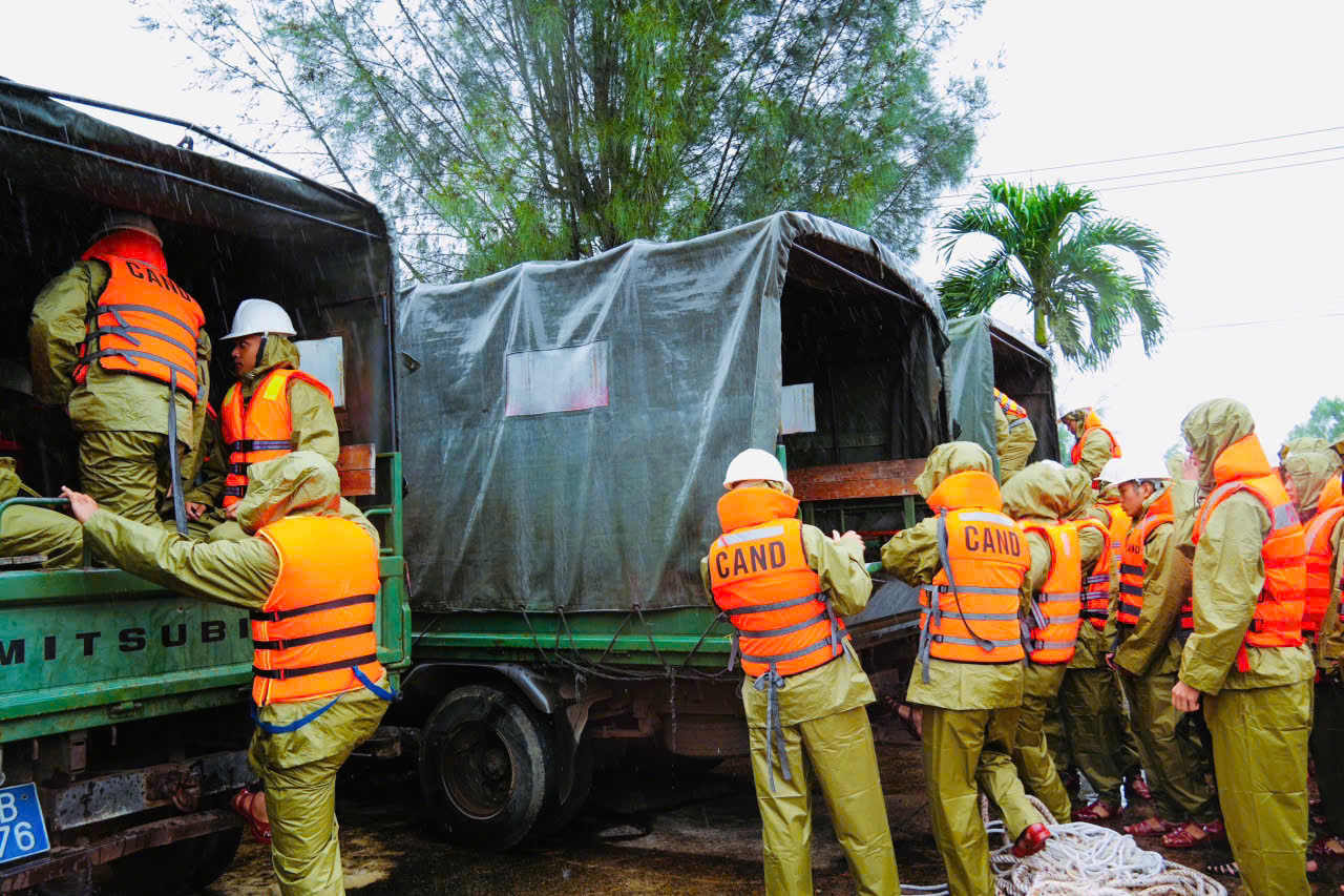 Công an tỉnh Đắk Lắk đã thành lập tổ tiền trạm để ứng phó với bão số 13 đặt tại phường Bình Kiến. Đến thời điểm hiện tại, Công an tỉnh đã huy động trên 4.700 cán bộ chiến sĩ và trên 8.000 phương tiện, trang thiết bị để bảo đảm an ninh, trật tự, hỗ trợ người dân sơ tán, di dời, ứng phó với bão, mưa lũ, sạt lở, lũ ống, lũ quét, cứu nạn, cứu hộ  - Ảnh: CACC.