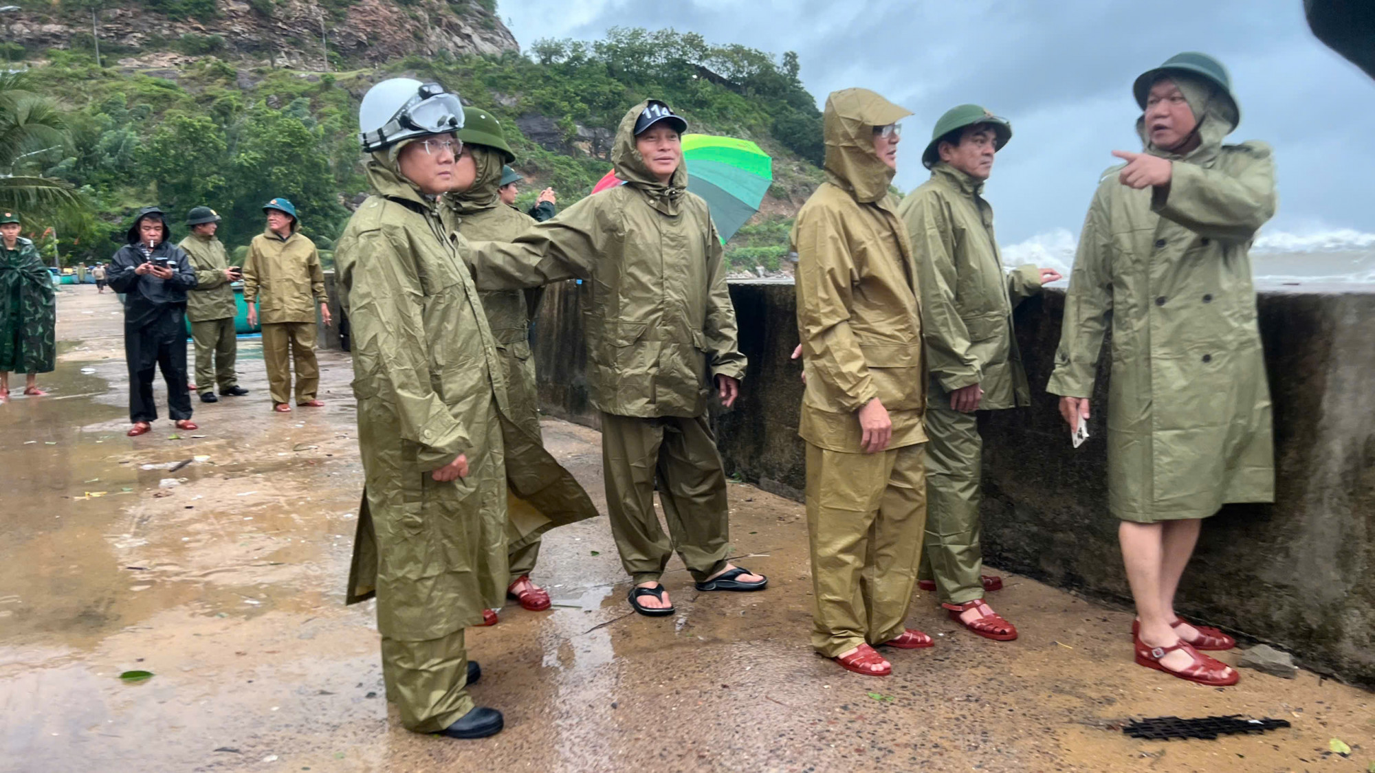 Công an các đơn vị, địa phương cũng đã chủ động thực hiện nghiêm công tác trực chỉ huy, trực ban, trực chiến 24/24h; kiểm tra, chuẩn bị đầy đủ các loại vật tư, trang thiết bị, phương tiện, lực lượng phòng chống thiên tai, tìm kiếm cứu nạn trên địa bàn theo phương châm “4 tại chỗ”, bảo đảm chủ động ứng phó kịp thời, nhanh chóng. 