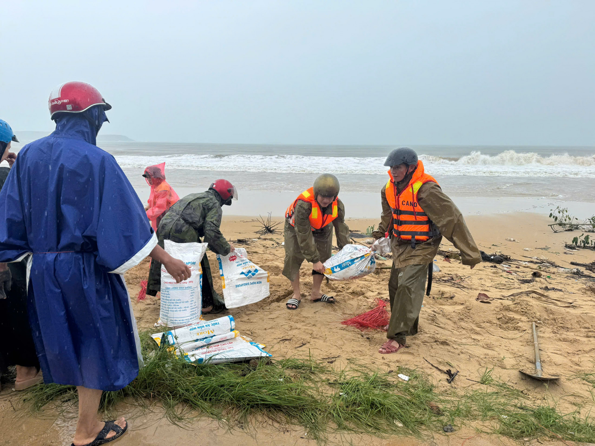 Đồng thời, phối hợp dân quân, lực lượng bảo vệ an ninh trật tự ở cơ sở và lực lượng biên phòng hỗ trợ ngư dân đưa các tàu bè, thuyền thúng, vào các khu vực luồng lạch nhỏ để trú tránh bão an toàn.