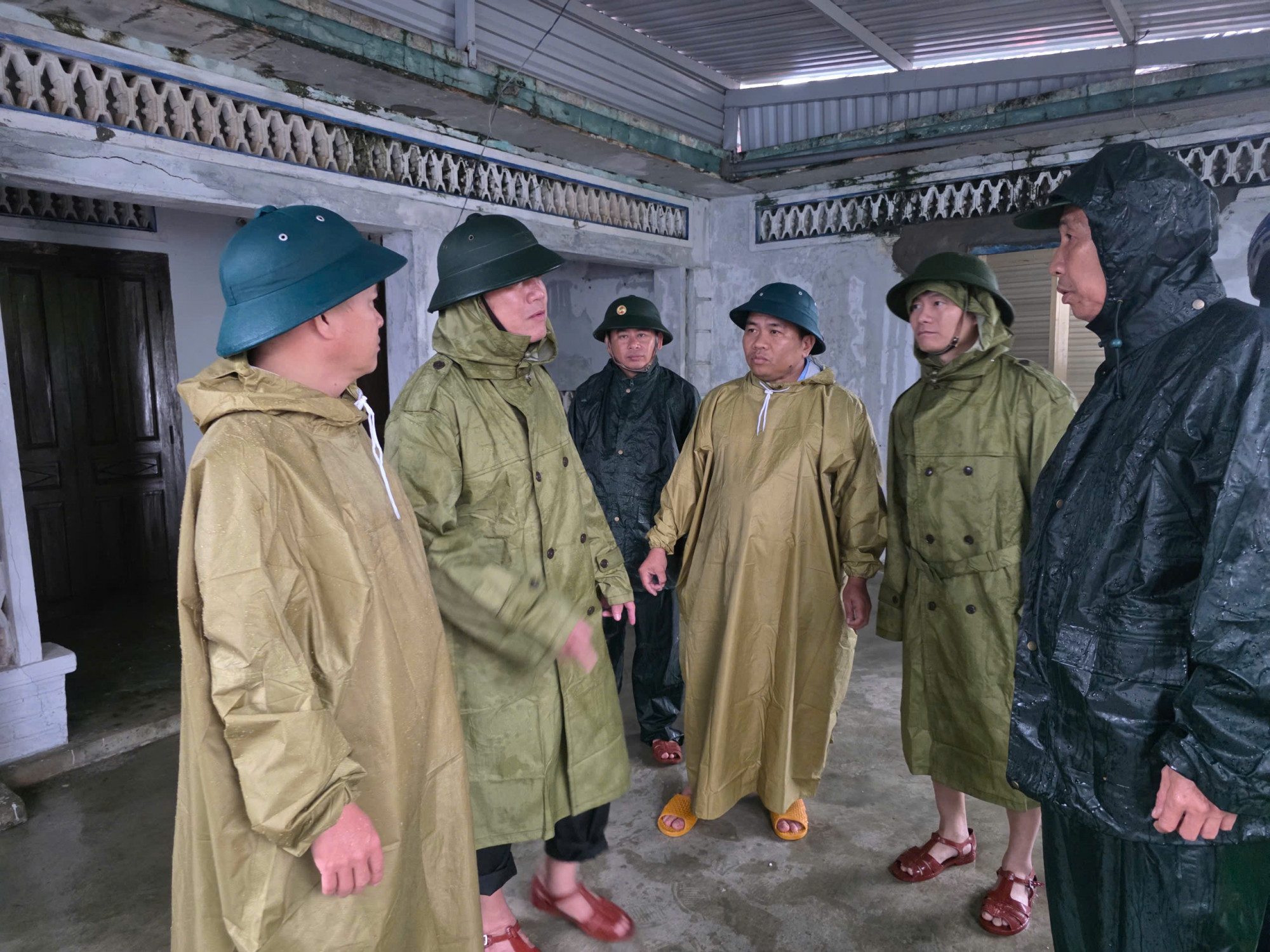  Lãnh đạo UBND tỉnh Đắk Lắk kiểm tra công tác di dời dân ra khỏi vùng nguy hiểm 