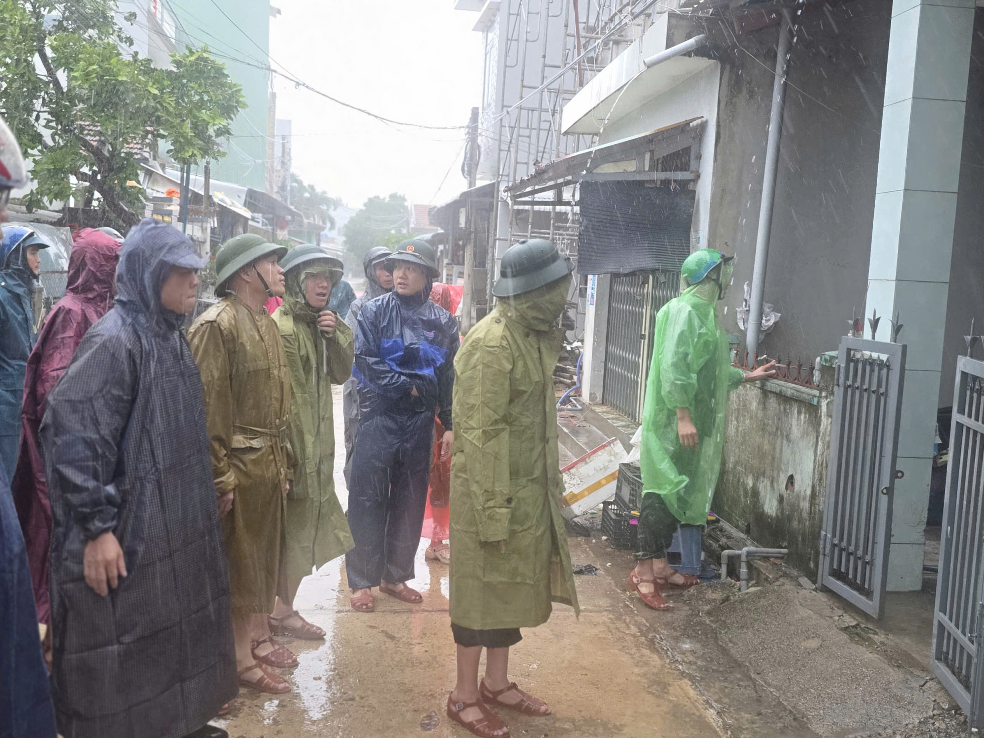 Tại các phường Bình Kiến, Tuy Hòa, Hòa Hiệp, hàng trăm cán bộ chiến sĩ Công an đã chia thành nhiều tổ trực tiếp đến các ngư trường kêu gọi, hướng dẫn người dân giằng neo các lồng bè nuôi trồng thuỷ sản. Đồng thời, phối hợp dân quân, lực lượng bảo vệ an ninh trật tự ở cơ sở và lực lượng biên phòng hỗ trợ ngư dân đưa các tàu bè, thuyền thúng, vào các khu vực luồng lạch nhỏ để trú tránh bão an toàn. 
