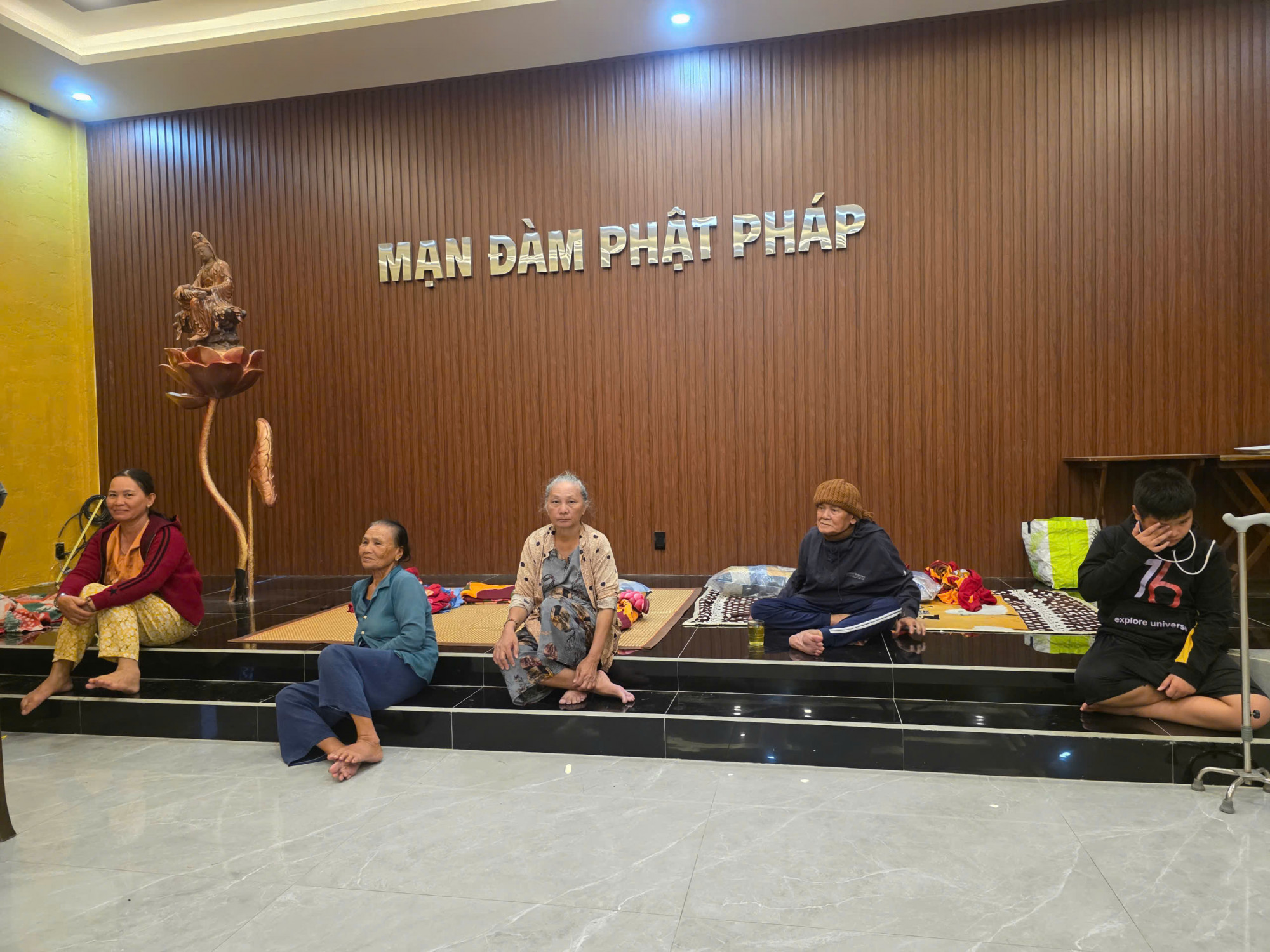 Nhiều người dân được di dời đến nơi an toàn - Ảnh: B.X.