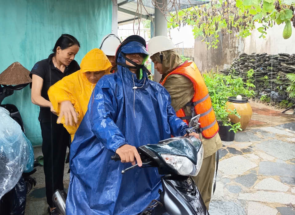 Tại các xã Tuy An Nam, Tuy An Đông, các phường Sông Cầu, Xuân Đài và xã Xuân Lộc tỉnh Đắk Lắk, khu vực giáp ranh với vùng biển tỉnh Gia Lai – nơi dự báo gần vùng tâm bão số 13 đi qua, lực lượng công an cơ sở đã phối hợp chính quyền địa phương huy động tối đa con người, phương tiện di dời hàng ngàn người dân và tài sản tại các vùng trũng thấp, trên các lồng bè, chòi canh nuôi trồng thủy sản vào nơi tránh trú kiên cố. 
