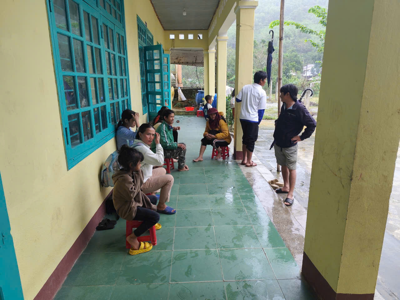 Phát hiện vết nứt kéo dài, chính quyền đã di dời khẩn cấp 25 hộ dân xuống trường học gần đó_Ảnh: Xã Trà Đốc.