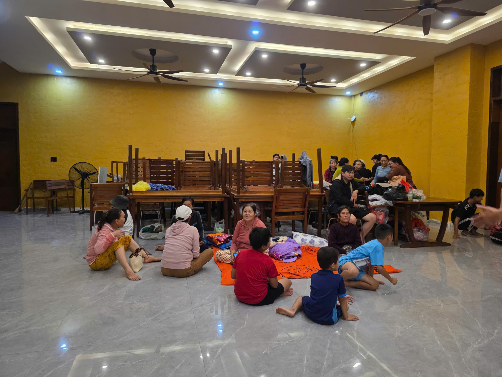 Nhiều người dân ở vùng ảnh hưởng bão đã được di chuyển đến nơi tránh bão an toàn - Ảnh: B.X.