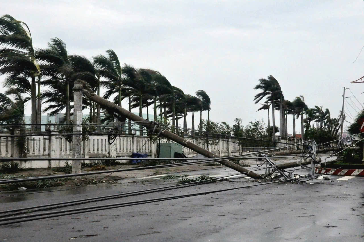 Cột điện gãy đổ xuống đường  - Ảnh: B.X.