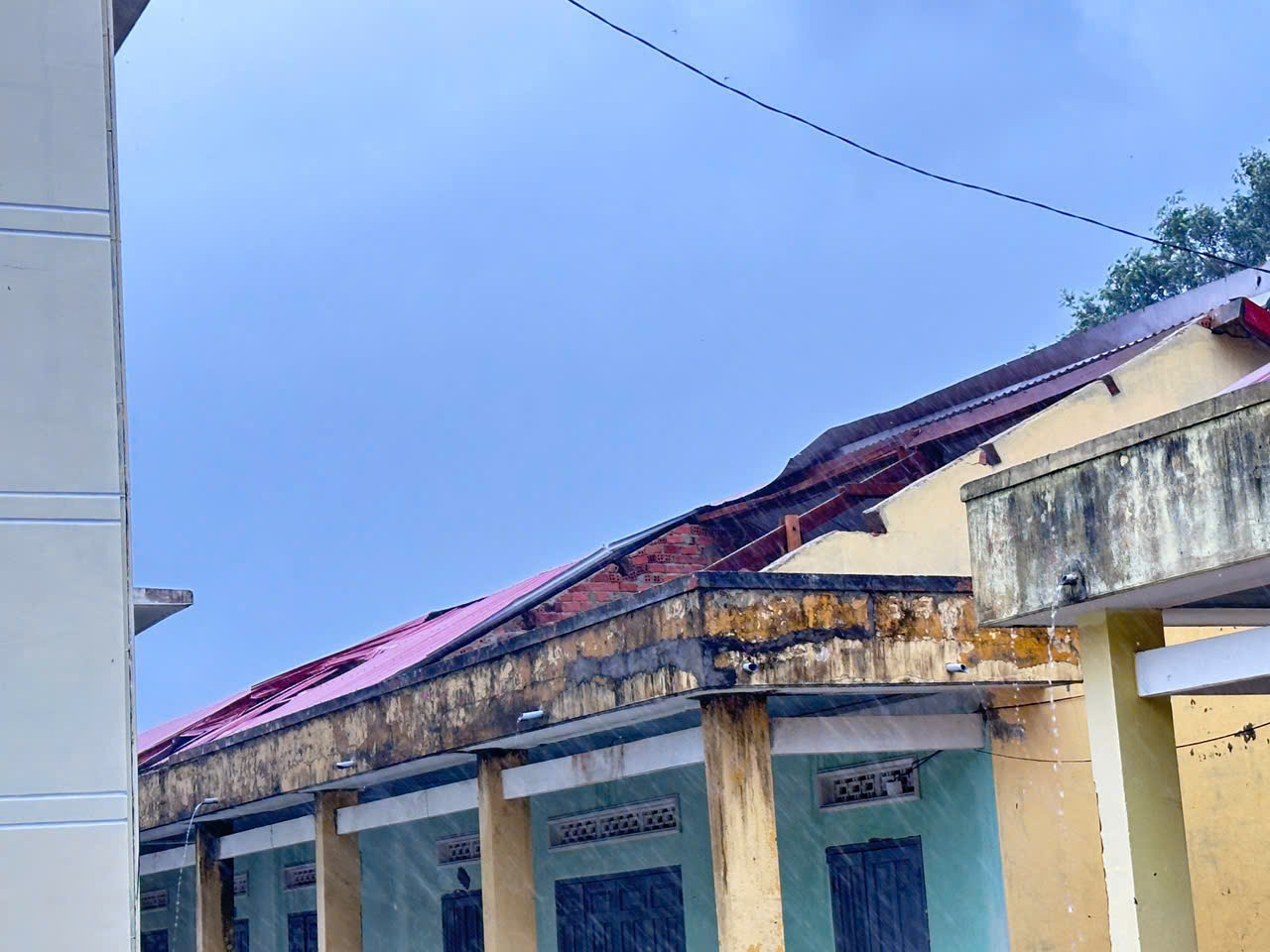 Phòng học tại một trường THCS ở M'Đrắk bị tốc mái - Ảnh: B.X,