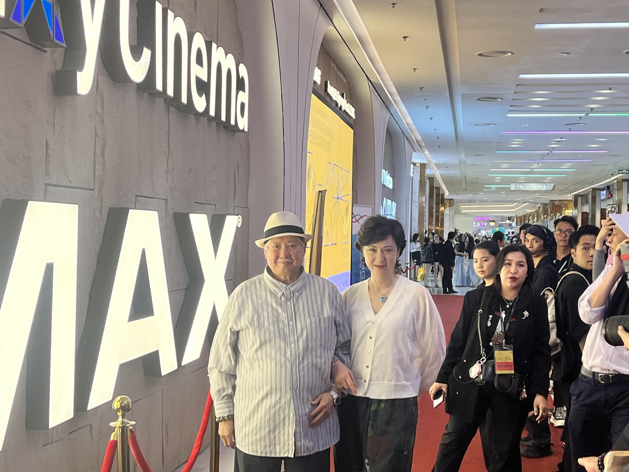 Hồng Kim Bảo đi cùng vợ- bà Cao Lệ Hồng