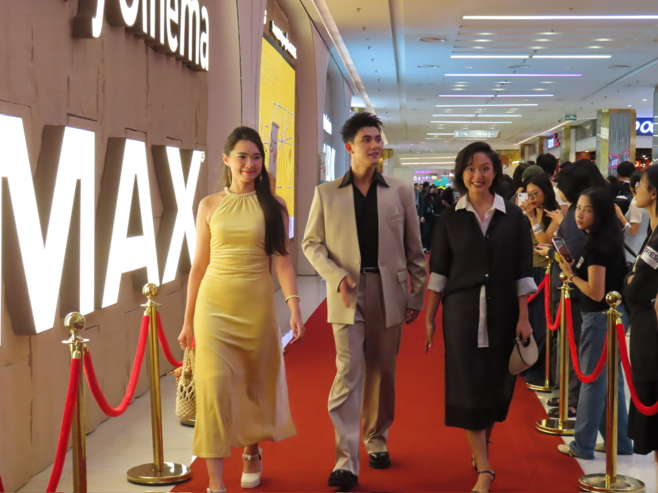 các diễn viên Juliet Bảo Ngọc, Lãnh Thanh, Hồ Thu Anh (từ trái sang) tham dự buổi khai mạc 