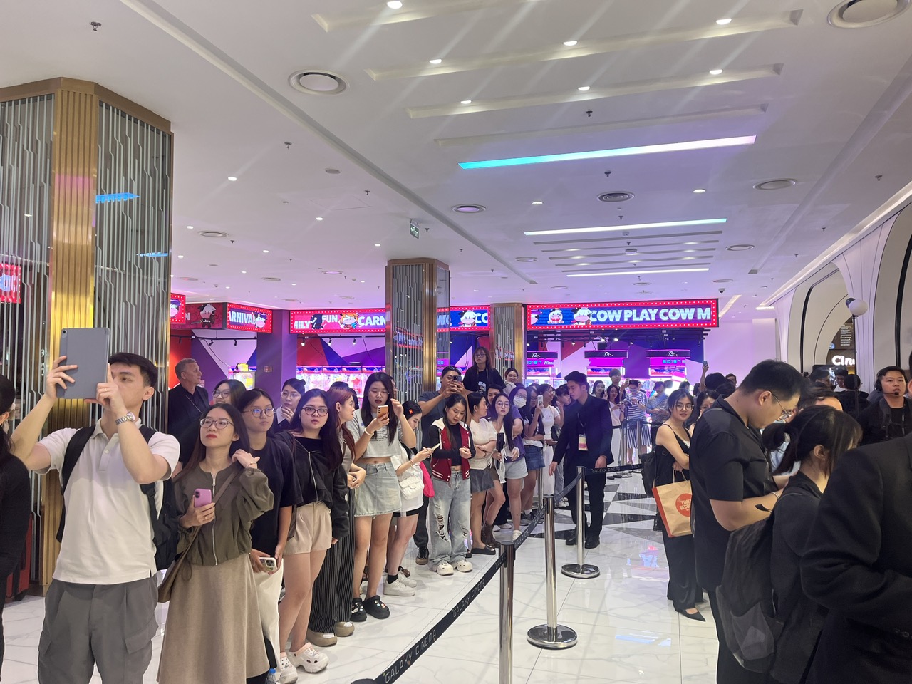 Khán giả đến từ sớm chờ đợi các ngôi sao xuất hiện 