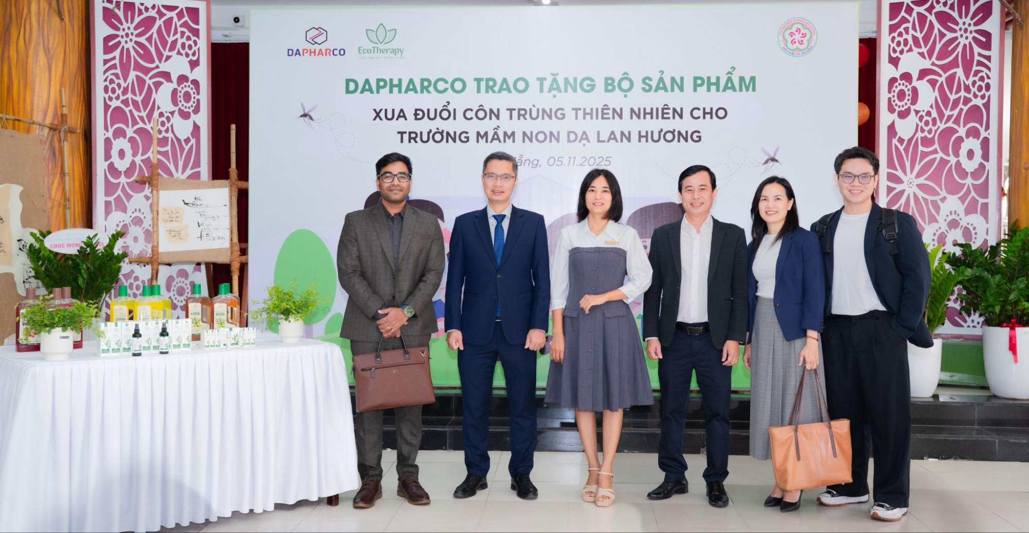 Đại diện Dapharco trao tặng bộ sản phẩm cho Trường mầm non Dạ Lan Hương
