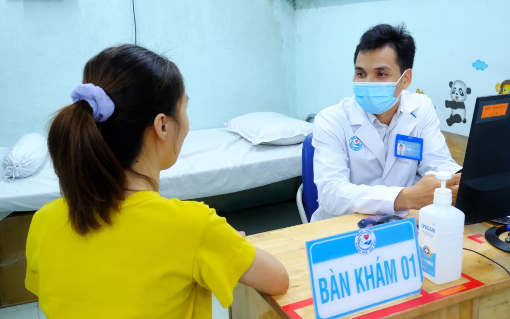 Bác sĩ Định thăm khám, tư vấn cho người bệnh, ảnh BV