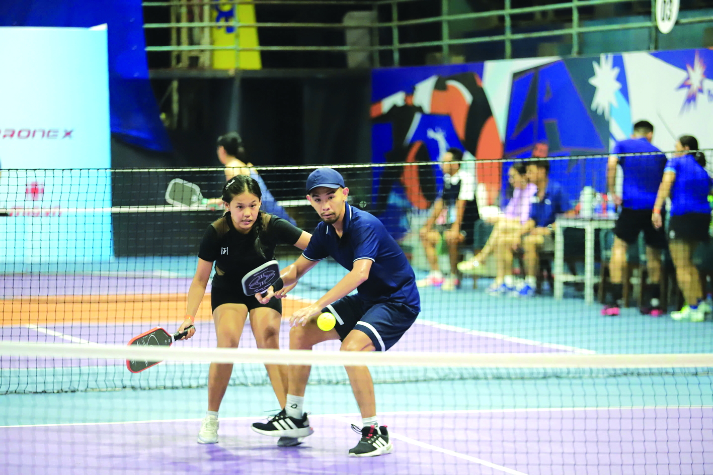 Các vận động viên thi đấu tại giải Pickleball Báo Phụ nữ TPHCM lần 1 - năm 2024 - ẢNH: PHÙNG HUY