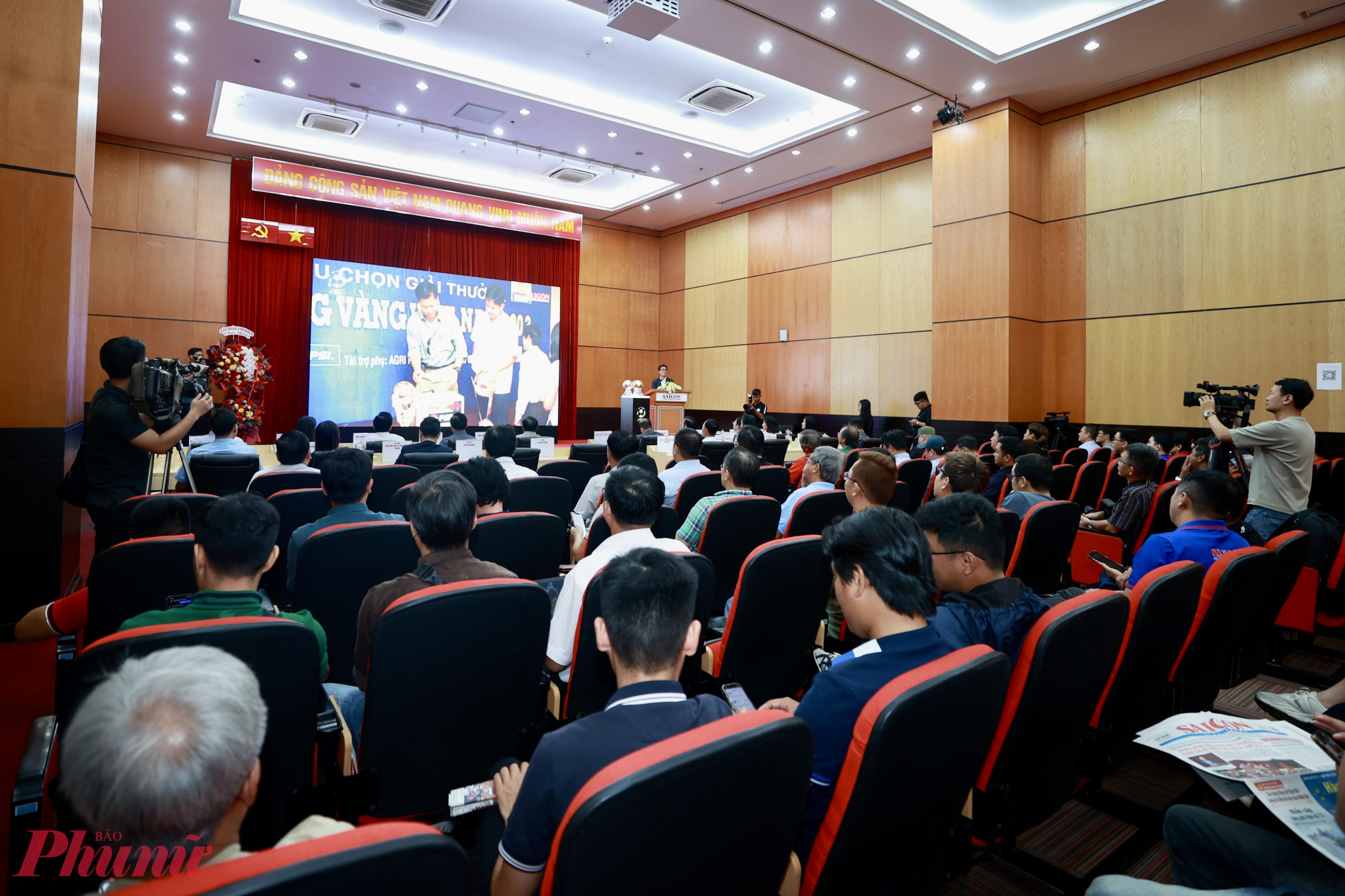 Sáng 6/11, Báo SGGP tổ chức họp báo công bố giải thưởng quả bóng vàng Việt Nam năm 2025.