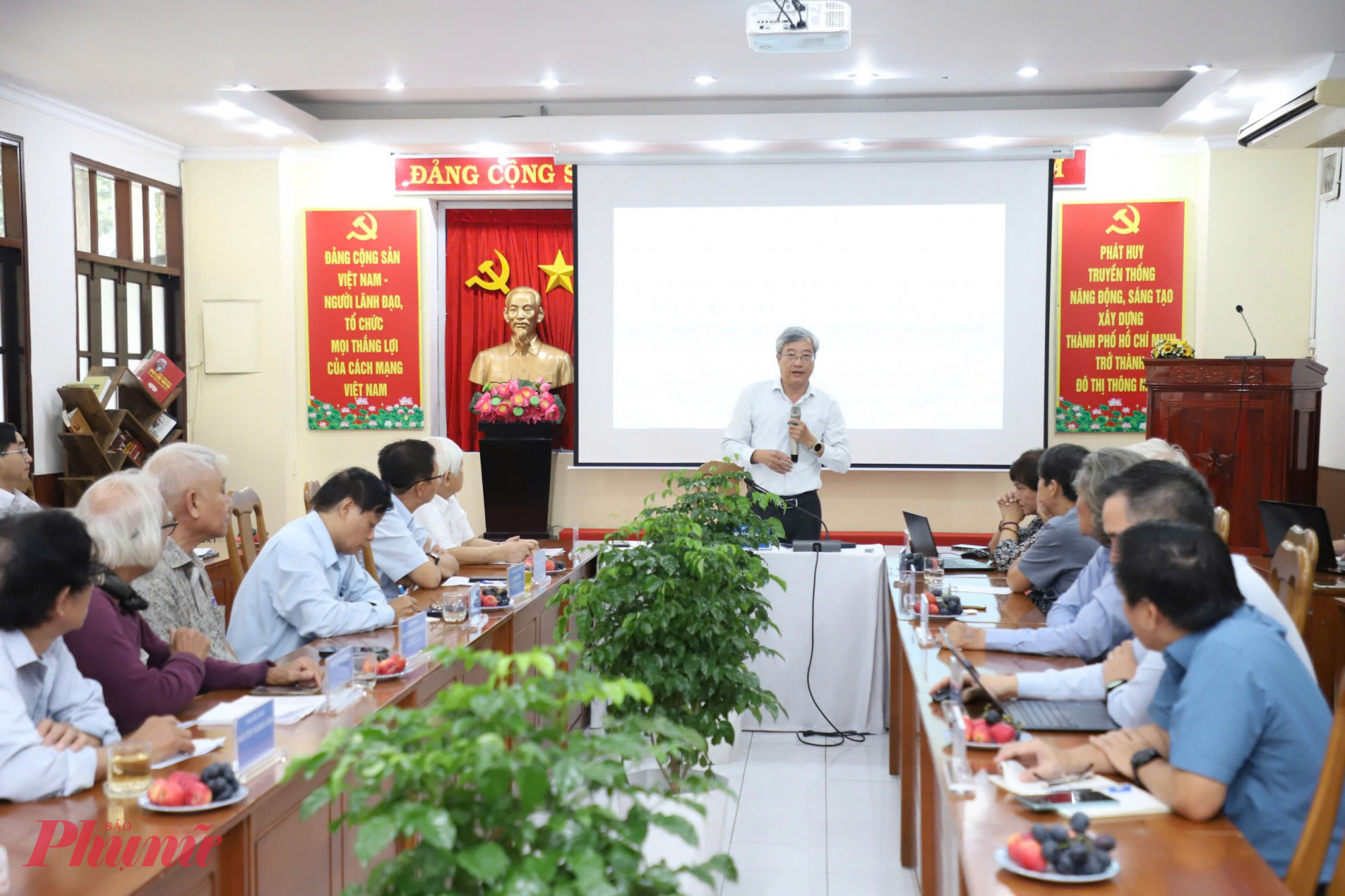 Đài tưởng niệm nạn nhân COVID-19 tại TPHCM: Giữ mảng xanh, ký ức, để thành phố không quên những ngày đã qua Ông Phạm Bình An - Phó viện trưởng Viện Nghiên cứu phát triển TPHCM phát biểu đề dẫn tọa đàm - Ảnh: Thanh Tâm