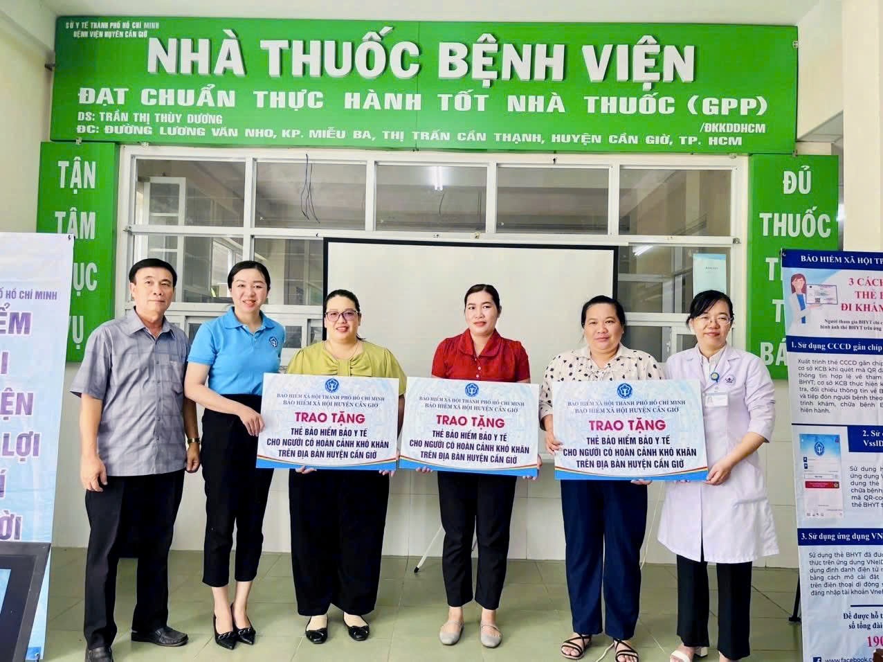 Bảo hiểm xã hội Cần Giờ (cũ) trao tặng biểu trưng thẻ bảo hiểm y tế cho đại diện người dân, các em học sinh có hoàn cảnh khó khăn trên địa bàn - Ảnh: Bảo hiểm xã hội Cần Giờ (cũ)