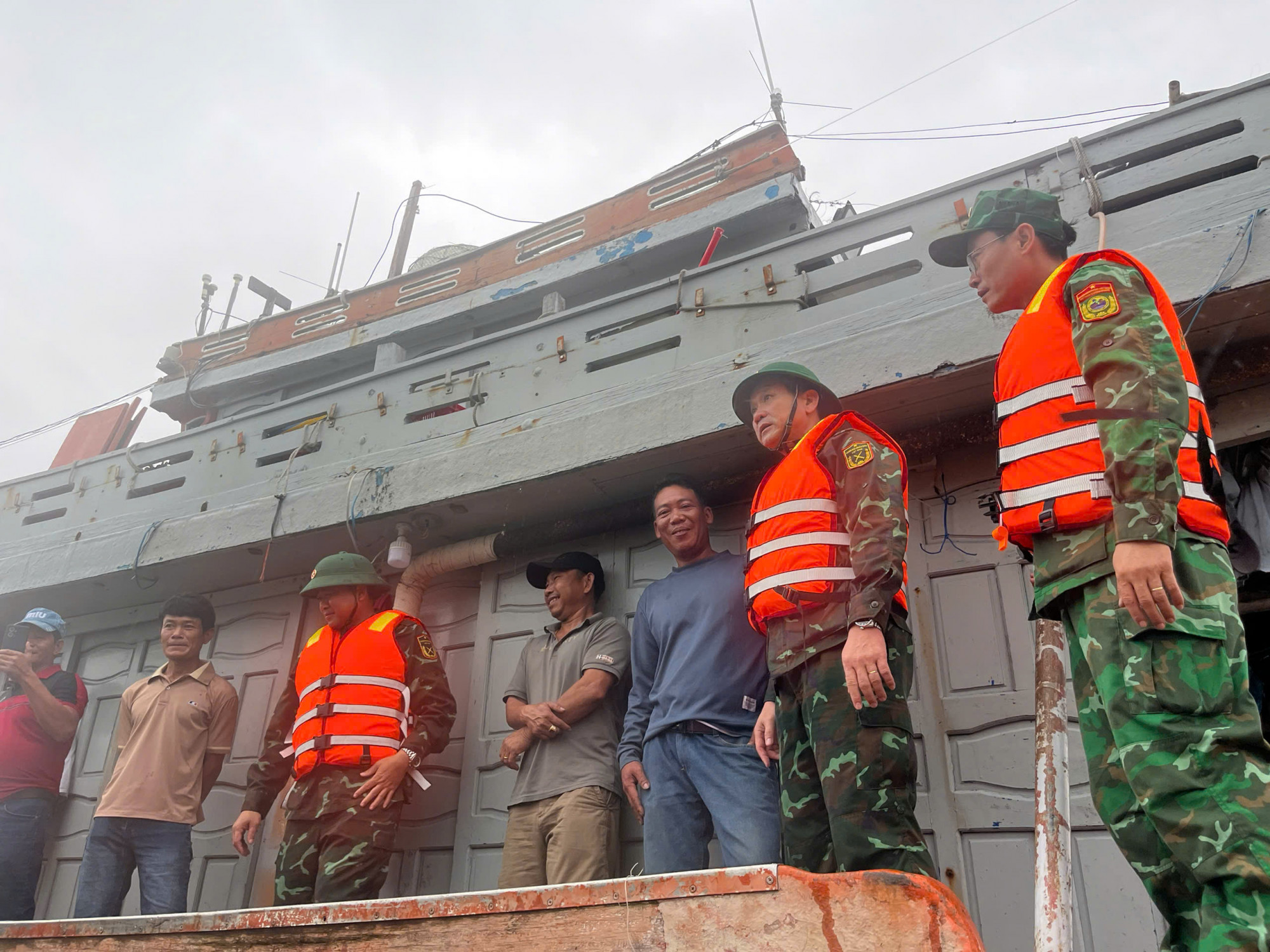 Trung tướng Lê Ngọc Hải - Tư lệnh Quân khu 5 - đã trực tiếp kiểm tra công tác phòng, chống bão tại Gia Lai.