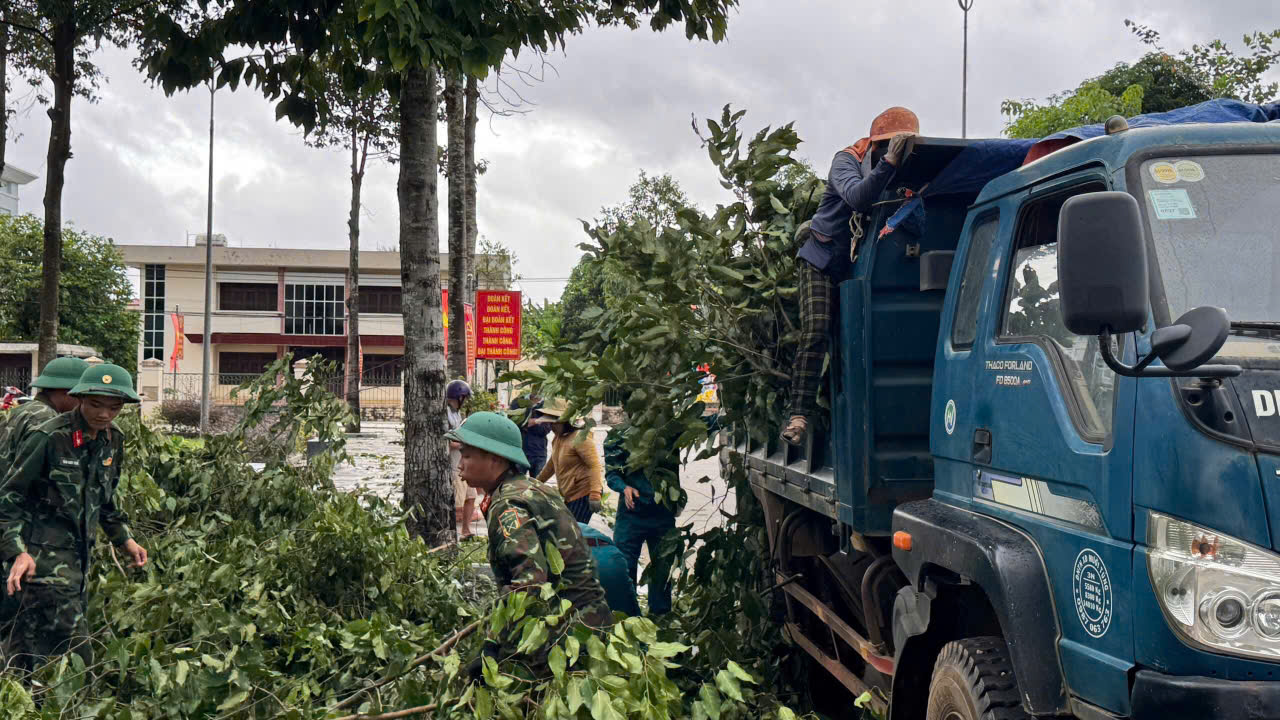 Lực lượng quân sự tỉnh Quảng Ngãi hỗ trợ người dân gia cố nhà cửa, di dời người dân khỏi các khu vực xung yếu.
