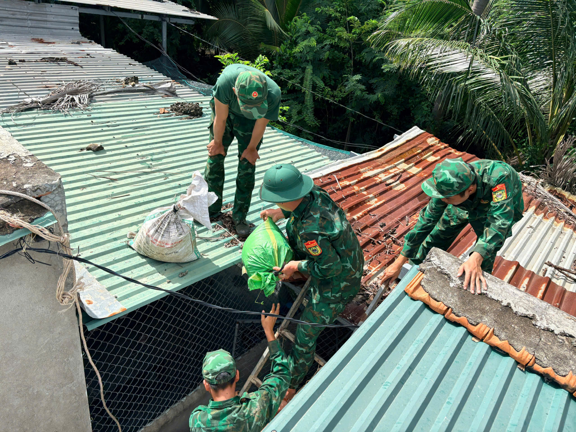Lực lượng quân sự tỉnh Khánh Hoà chuẩn bị các phương tiện ứng trực phòng chống bão, giúp dân gia cố nhà cửa.