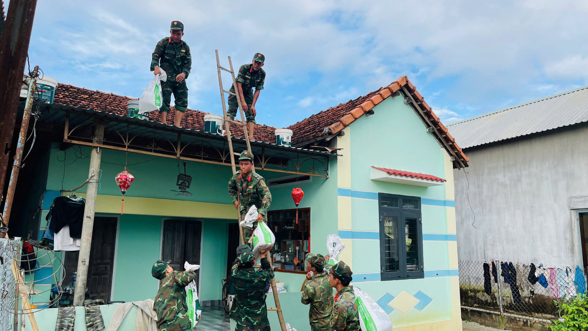 Lữ đoàn 572 (Quân khu 5) tích cực  công tác chuẩn bị phòng chống bão số 13.