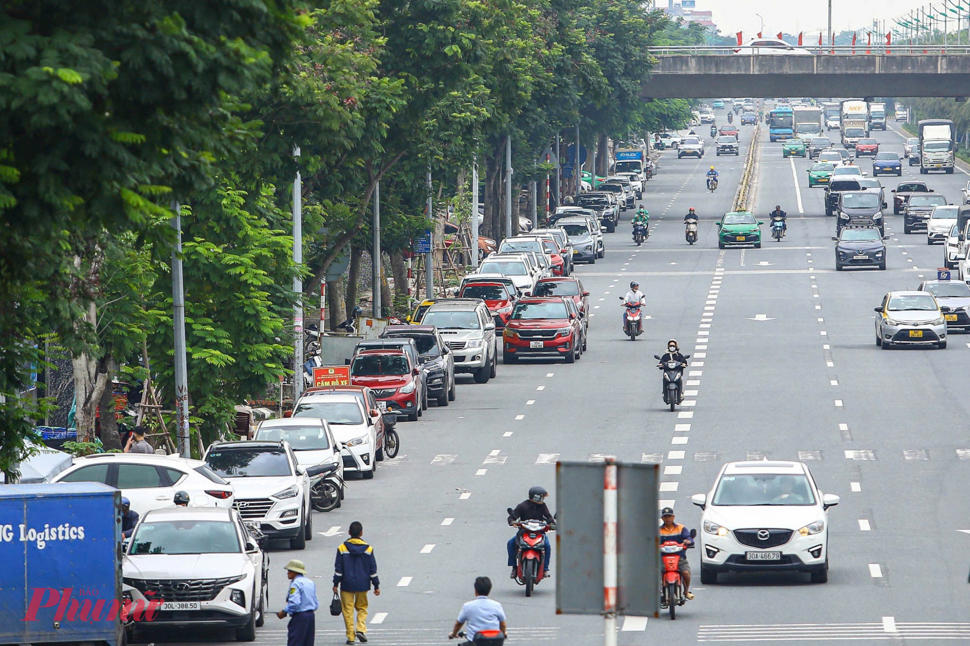 Xe dừng đỗ sai quy định xếp hàng dài dù lực lượng chức năng thường xuyên tuần tra, tuyên truyền và xử phạt.