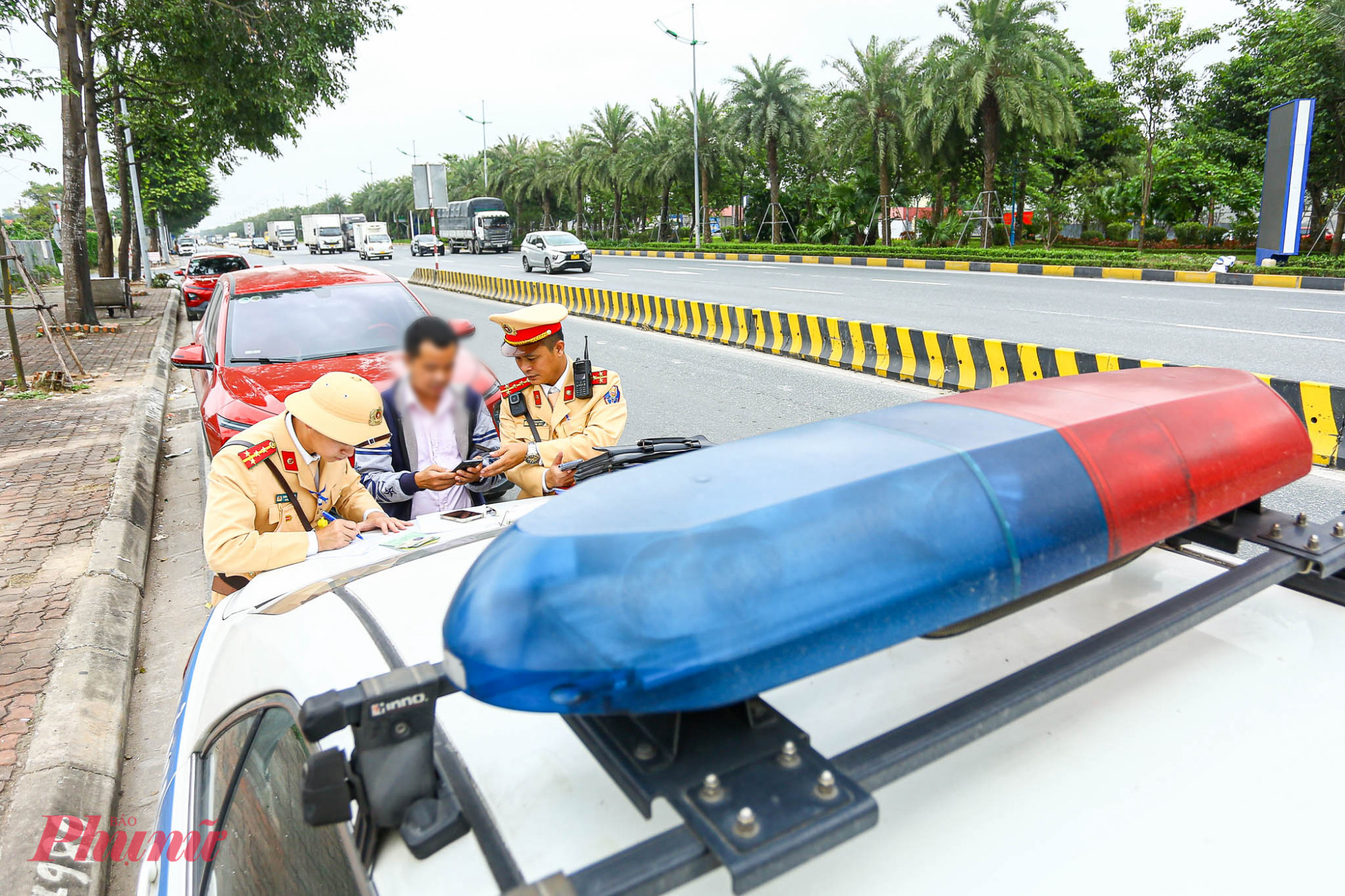 Một số tài xế bị xử phạt trực tiếp nhưng cũng có nhiều trường hợp thấy lực lượng chức năng tiếp cận đã nhanh chóng di chuyển. Các trường hợp vi phạm đều được cảnh sát ghi hình, xử phạt nguội.