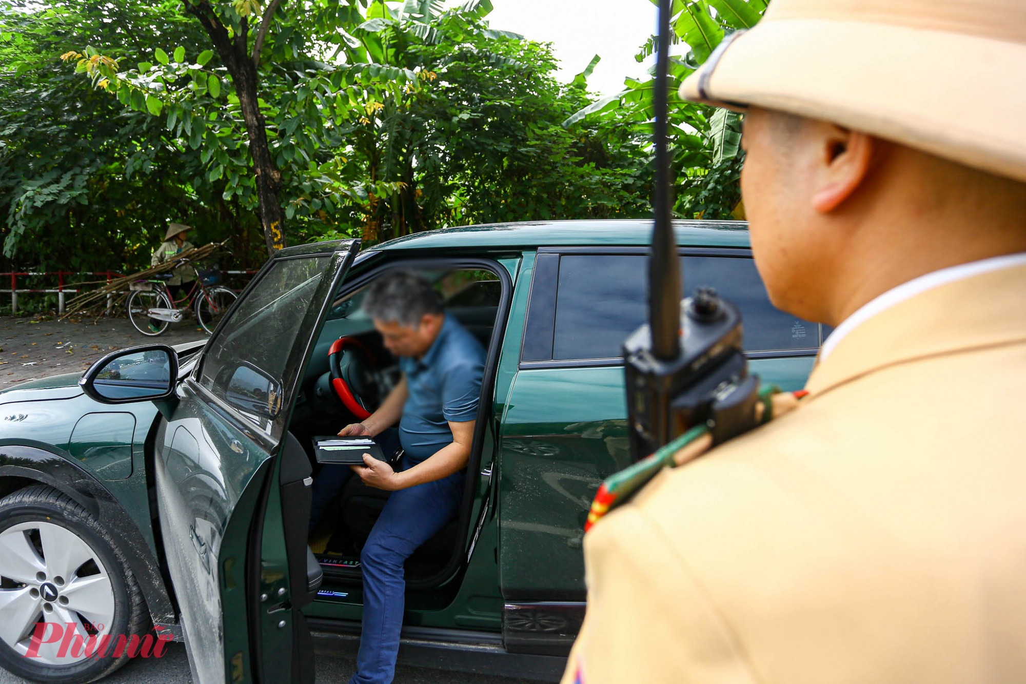 Có trường hợp tài xế mở cửa xe, bật cảnh báo khẩn cấp hoặc ngắt cả hệ thống điện của xe để tránh bị xử phạt. Những chiêu trò này đều bị lực lượng tuần tra phát hiện và kiên quyết xử lý.