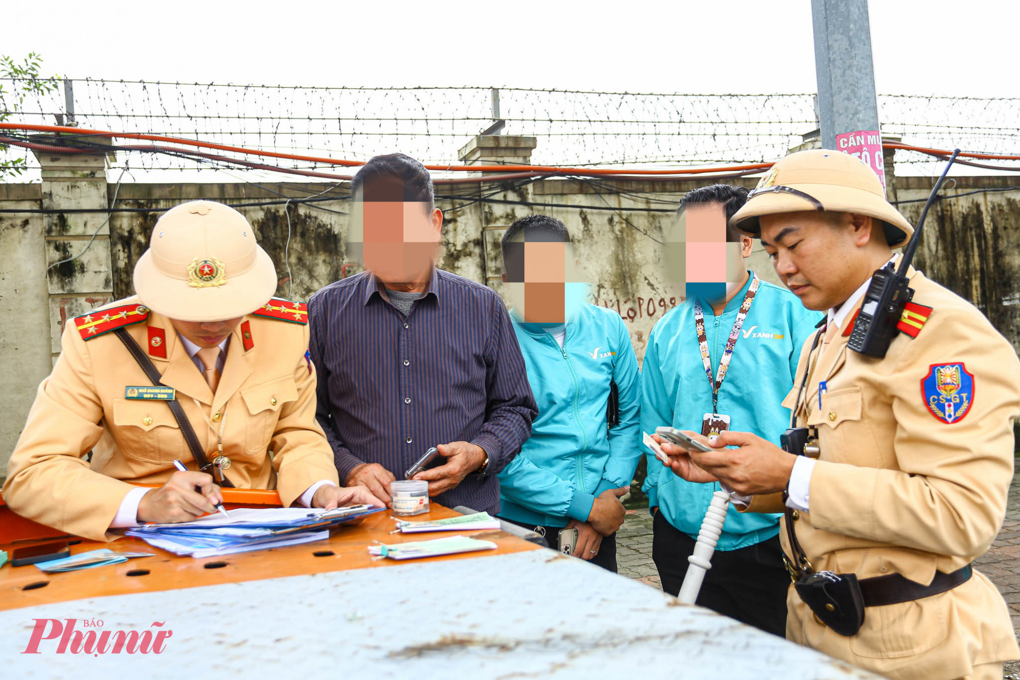 Rất nhiều tài xế vi phạm lỗi dừng đỗ sai quy định tại khu vực sân bay bị Cảnh sát xử phạt.