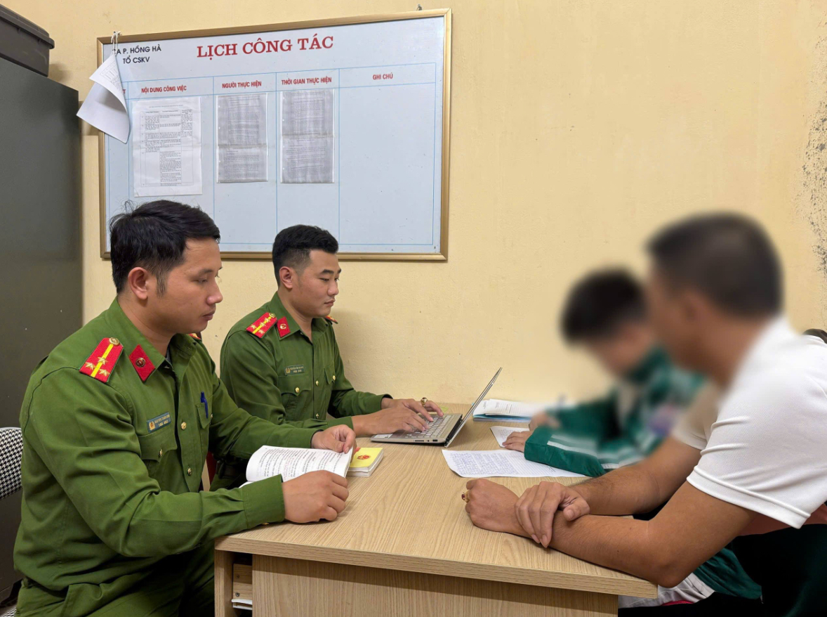 Cơ quan điều tra làm việc với V.T.Đ. Ảnh: Công an Lào Cai