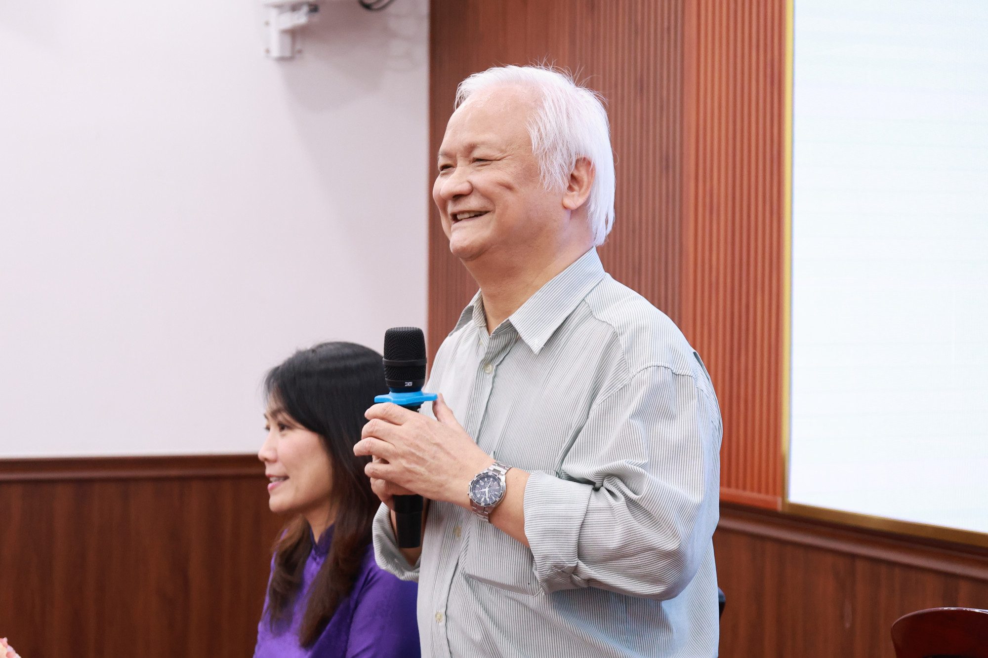 GS.TS Lê Hồng Lý và TS La Mai Thi Gia chủ trì buổi toạ đàm 