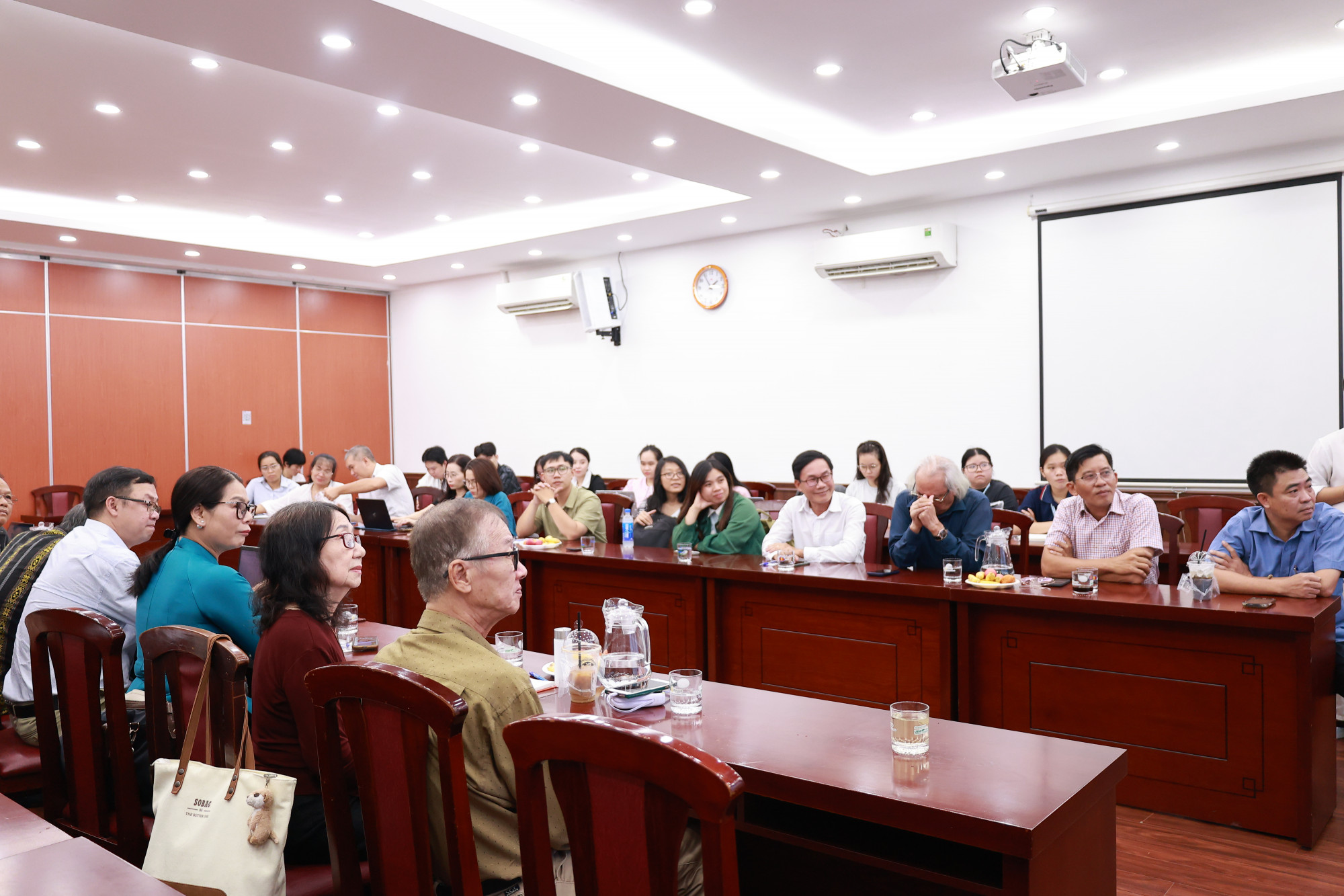 Toạ đàm thu hút đặt ra nhiều vấn đề liên quan đến vị trí của văn hoá, văn nghệ dân gian trong xã hội đương đại