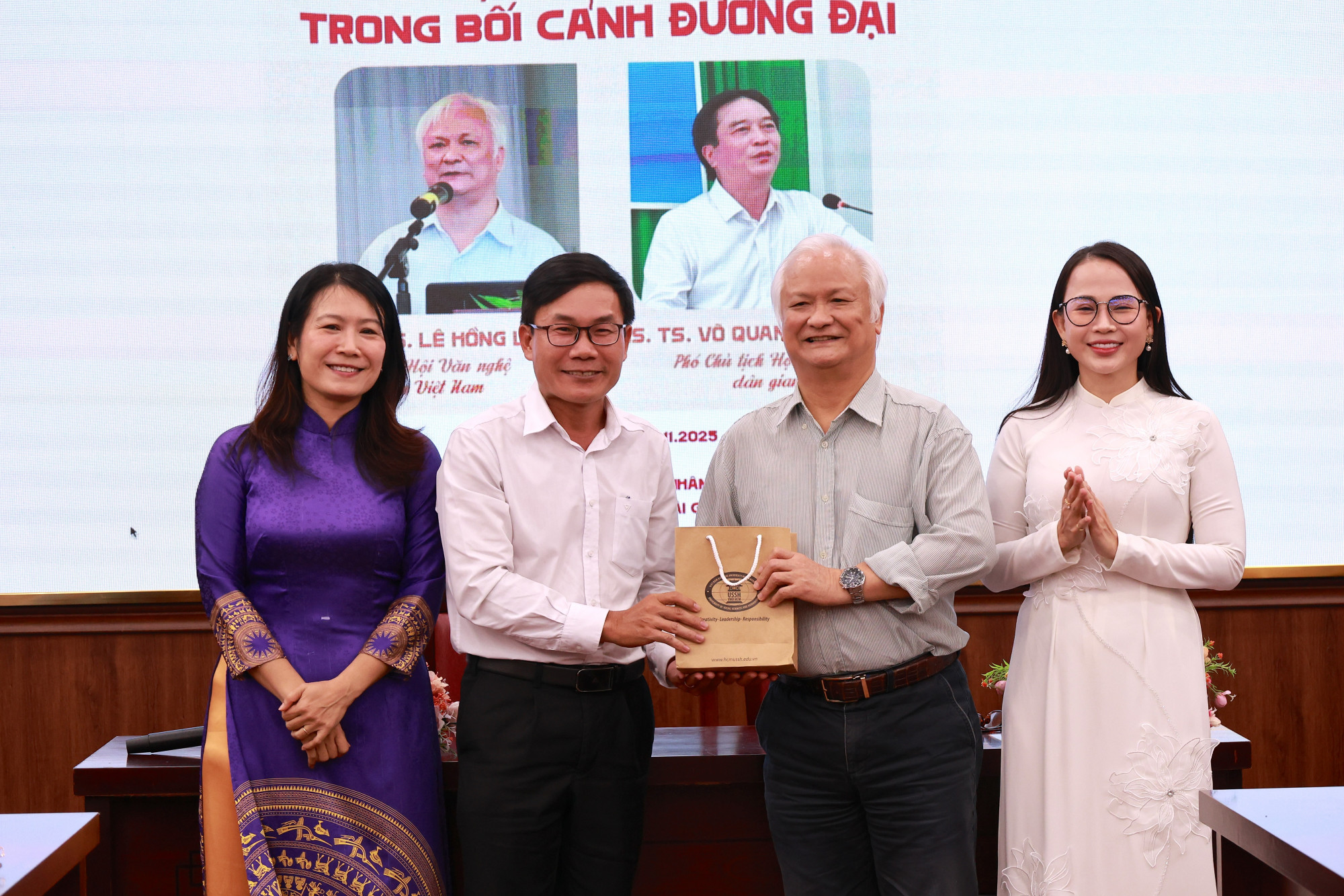 PGS.TS Phan Mạnh Hùng gửi lời cảm ơn đến ông Lê Hồng Lý vì những chia sẻ thiết thực