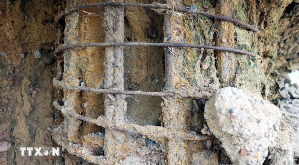 Trụ T3 cầu sông Lô bị hư hỏng - Ảnh: TTXVN