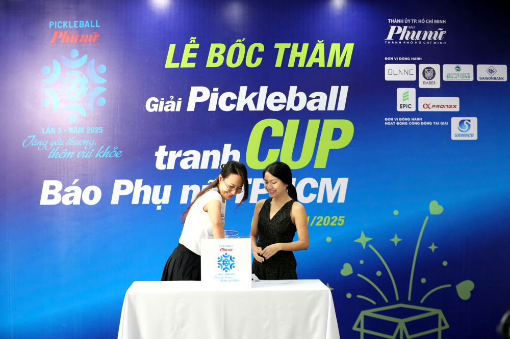 Bốc thăm  lịch thi đấu minh bạch với sự tham gia của nhiều VĐV. Ảnh Thành Lâm