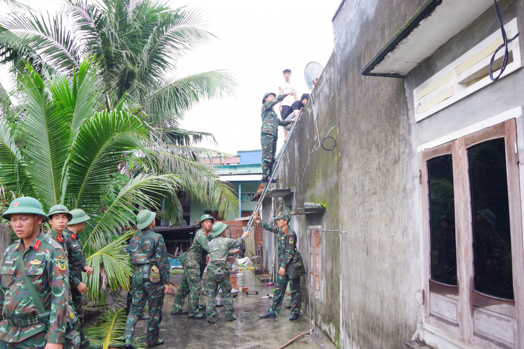 hơn 350 cán bộ, chiến sĩ Sư đoàn 2 đã cơ động về các xã An Lương, Tuy Phước, Nhơn Đông, phường Quy Nhơn của tỉnh Gia Lai để giúp nhân dân phòng chống bão.