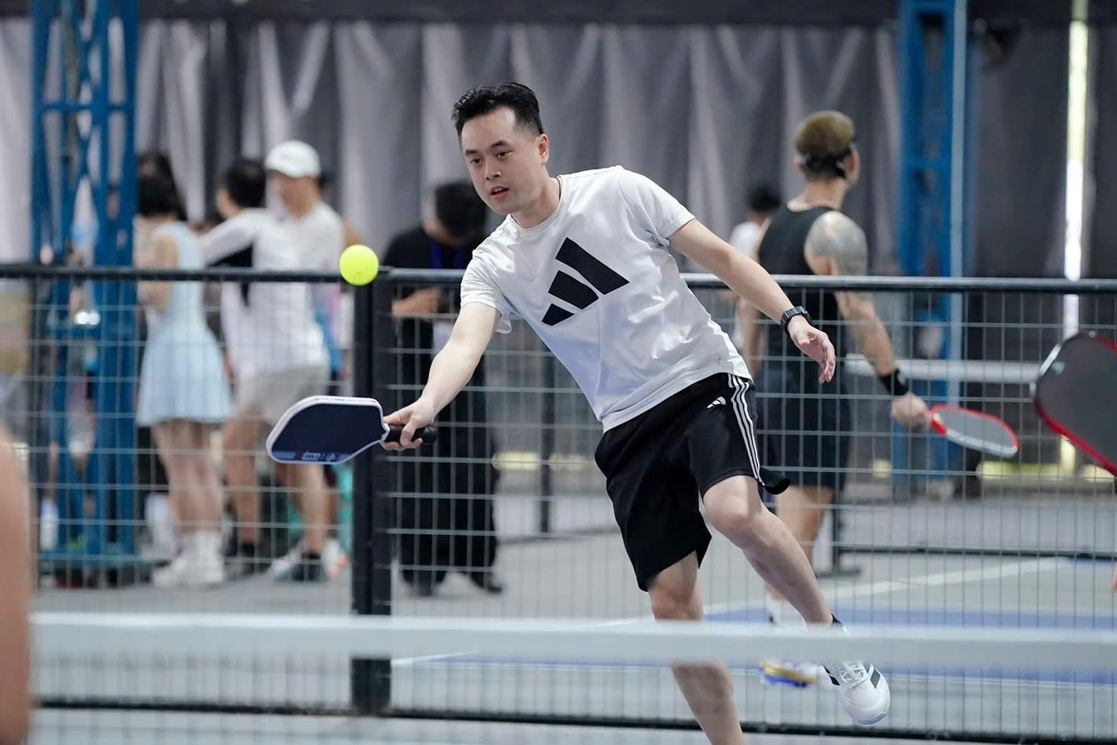 Nhạc sĩ Dương Khắc Lin trên sân Pickleball