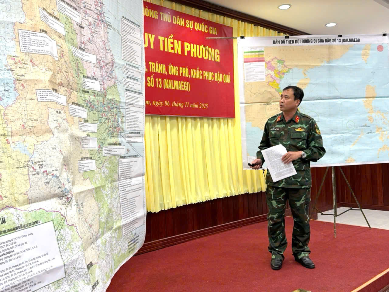 Phó Thủ tướng Trần Hồng Hà trực tiếp chỉ đạo cuộc họp tại sở chỉ huy tiền phương với các địa phương chịu ảnh hưởng của bão số 13.