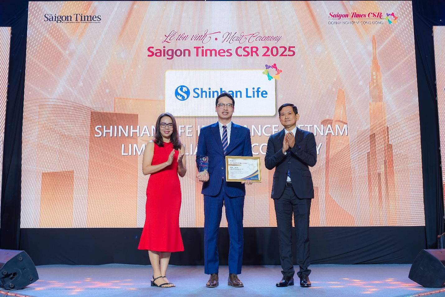 Ông Bae Seung Jun - Tổng giám đốc Shinhan Life Việt Nam nhận danh hiệu 'Doanh nghiệp vì cộng đồng ngày 5/11 - Ảnh: Shinhan Life Việt Nam