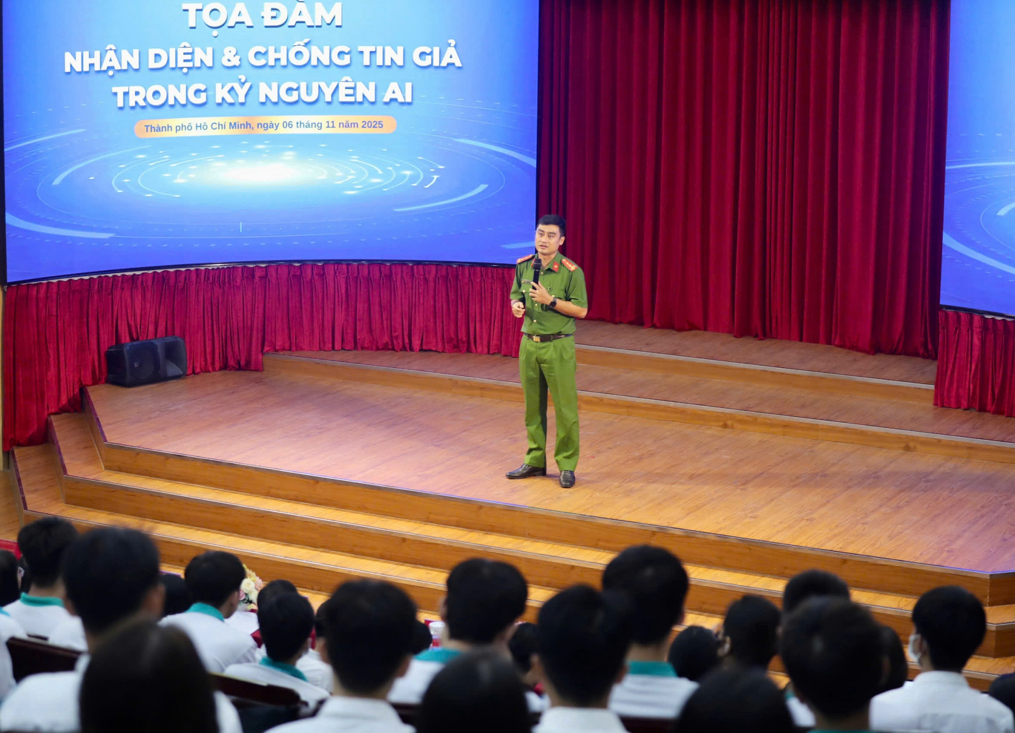 Đại úy Huỳnh Đỗ Tấn Thịnh đưa ra nhiều cảnh báo về cách nhận diện thông tin thật giả và khuyên sinh viên nên chủ động bảo vệ chính mình từ cách tiếp cận thông tin - Ảnh: N.D