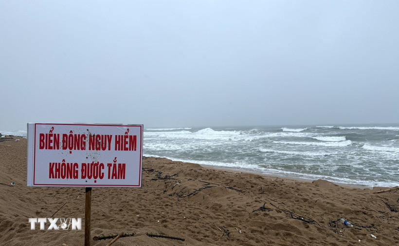 Thủ tướng chỉ đạo khẩn ứng phó với bão số 13 và mưa lũ sau bão Vùng biển Tuy Hòa có sóng lớn, cơ quan chức năng đặt biển cấm tắm. (Ảnh: Tường Quân/TTXVN)